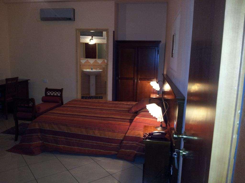 George Hotel Barcellona Pozzo di Gotto Zimmer foto