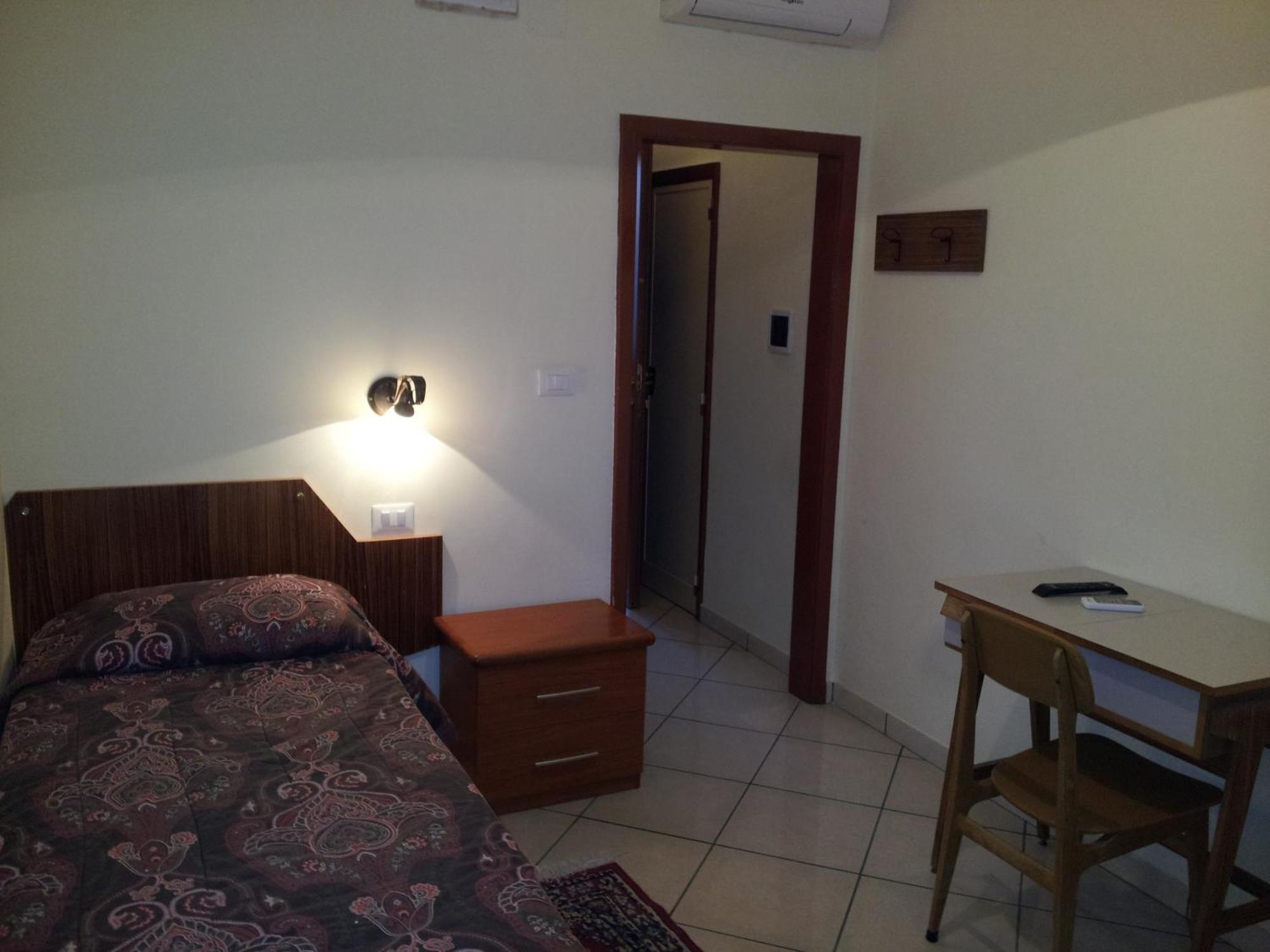 George Hotel Barcellona Pozzo di Gotto Zimmer foto