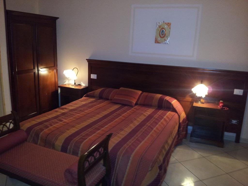 George Hotel Barcellona Pozzo di Gotto Zimmer foto