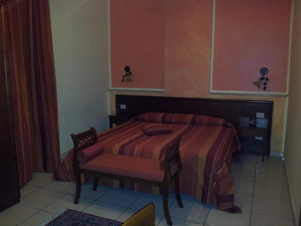 George Hotel Barcellona Pozzo di Gotto Zimmer foto